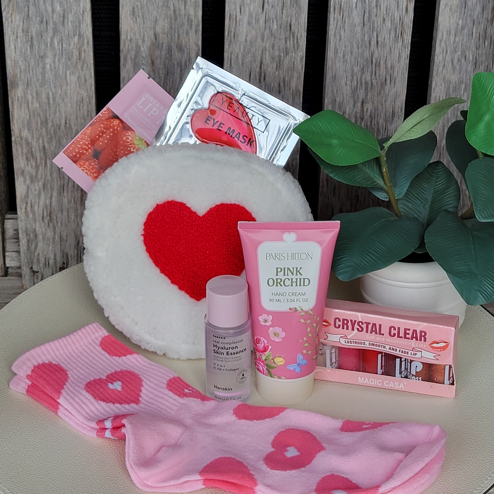 Heart-Themed Skincare and Socks Set - Picture 2 of 4